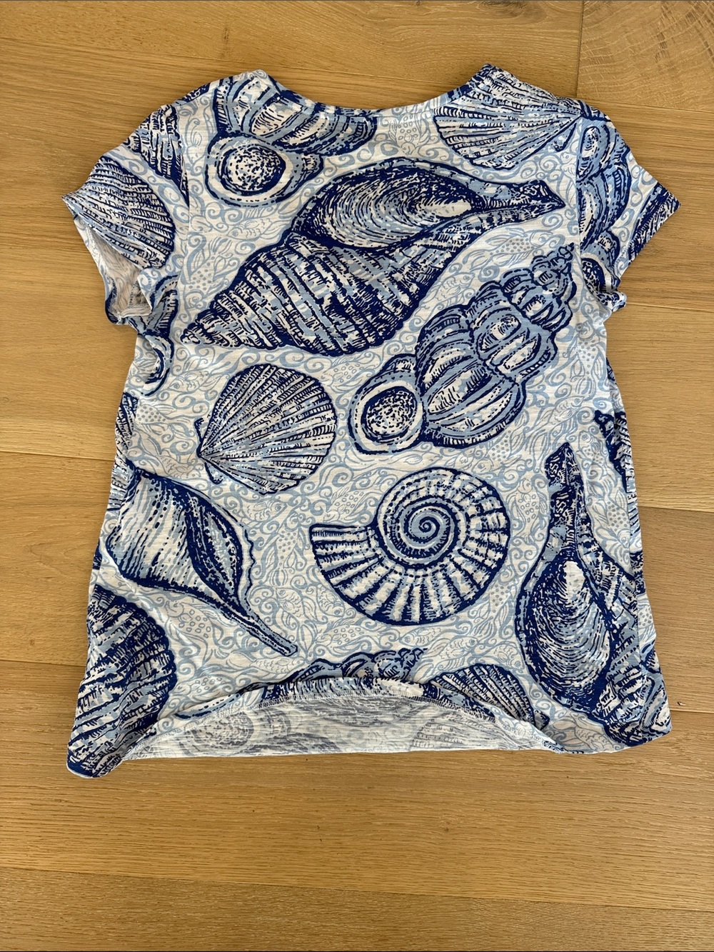 Lilly Pulitzer Short Sleeve V-Neck Blue & White Seashell Pattern Women’s Tee xs - Picture 9 of 12